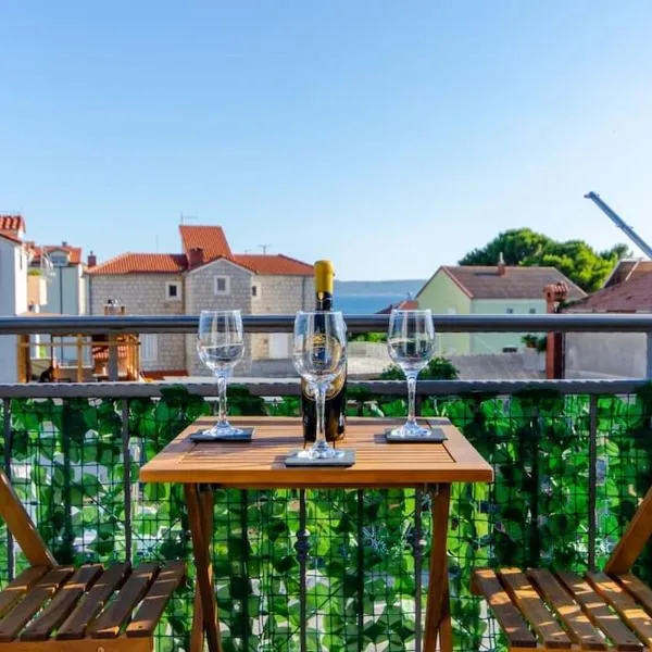 Cozy stone house close to the beach, ξενοδοχείο σε Kastela