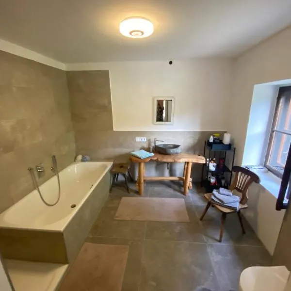 Schlosstaverne Sighartstein Familienzimmer, Hotel in Neumarkt am Wallersee