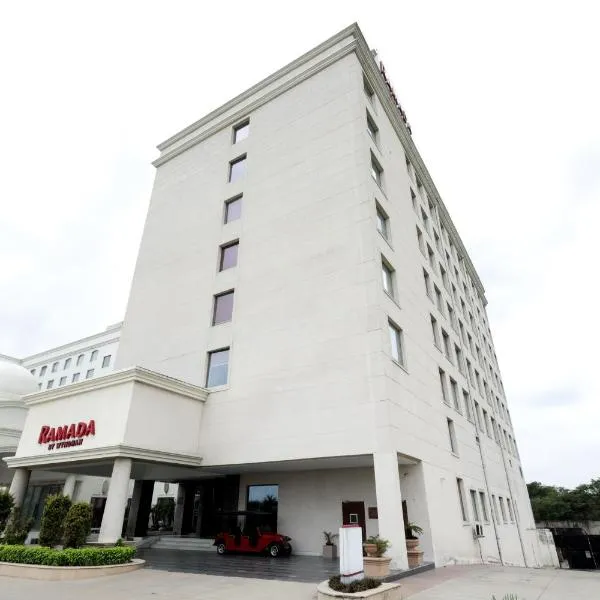 Ramada by Wyndham Lucknow Hotel and Convention Center, hotel em Lucknow