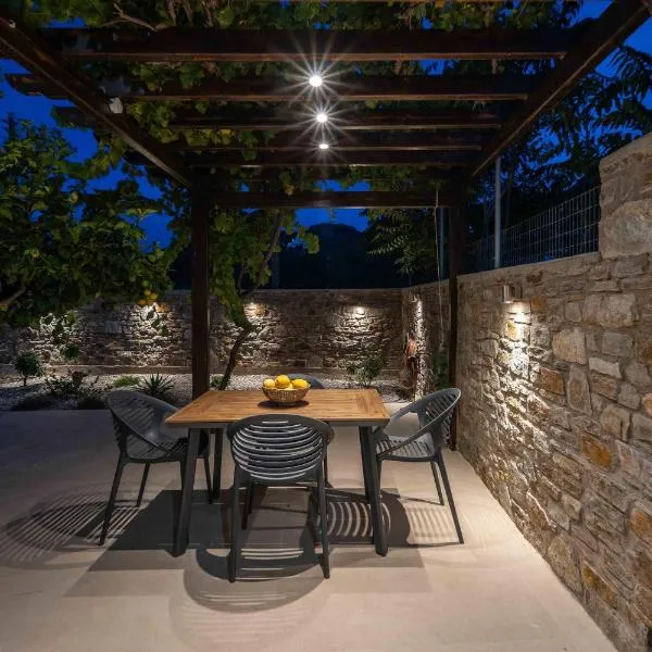 Perla's Luxury Apartments, hotel en Livadion