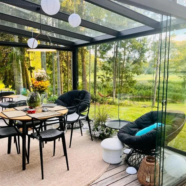 House and sauna where city comforts meet nature, ξενοδοχείο σε Aiaste