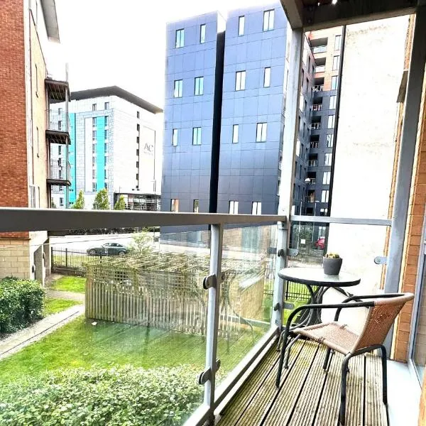 2 Bed ensuite with Balcony and Free onsite Secure Parking, hotel in Manchester
