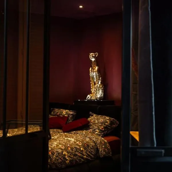 LOVE ROOM LORIENT LoveLoft L'Escapade Romantique, hotel in Lorient
