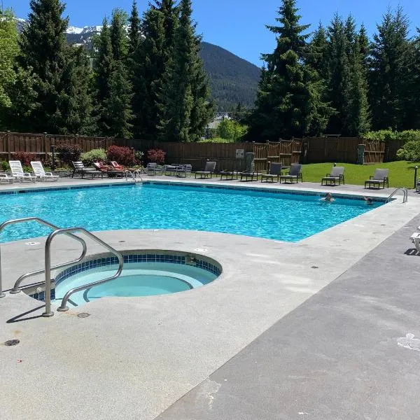 Cascade Lodge Whistler with brand new heat & air conditioning pump, front desk check in services, ski valet service, bike storage room, boot & glove dryer, 2 hot tubs, year round heated swimming pool, gym, sauna, change rooms & showers, WIFI & cable TV, hotel Whistlerben