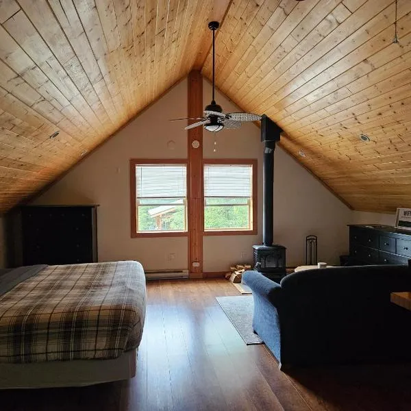 Carriage House - 2 suites- HIKE & REST - EV plug, ξενοδοχείο σε Golden