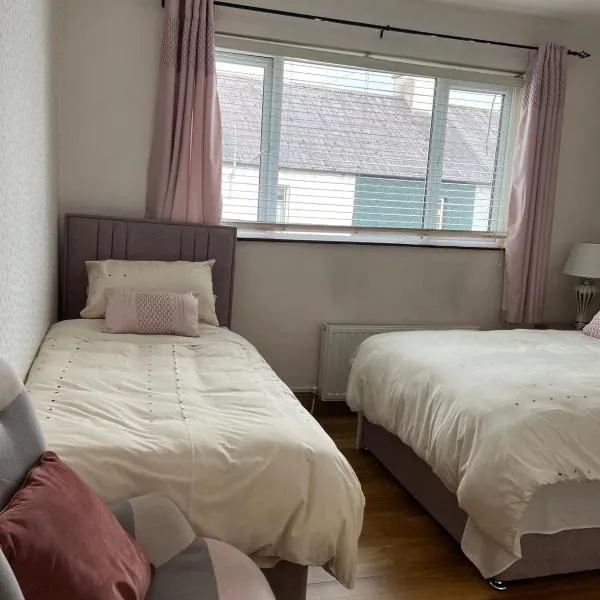 Triple Room with Private Bathroom at Caroline's Guest House, River Street, Clara, ξενοδοχείο σε Tara