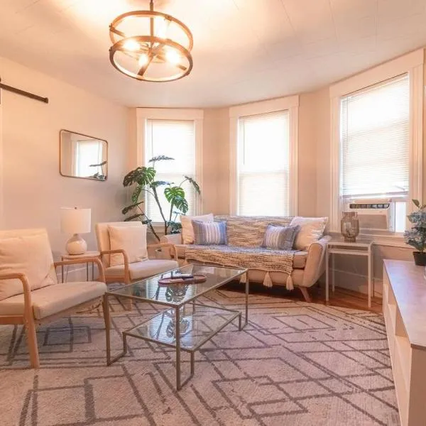 Walk to Downtown Salem with Arcade- Free Parking!, hotel in Salem