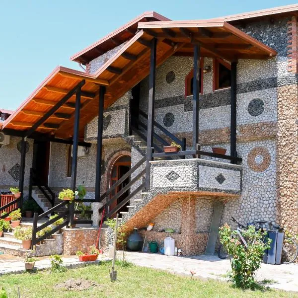 Bujtina Syni Zi "Keshtjella" - Shengjin, hotel in Shëngjin