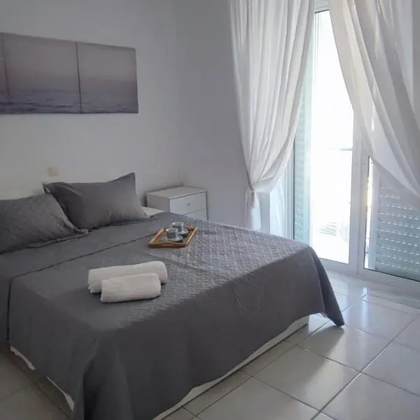 White Beach Appartment、Yerakiníのホテル