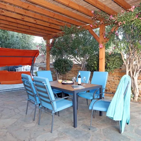 Ruby's summer house with spacious garden and free parking, hotel v destinaci Gavrion