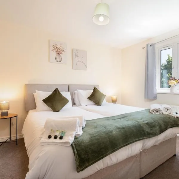 Spacious 4 bedroom, perfect for contractors, families, private parking, Hotel in Royal Wootton Bassett