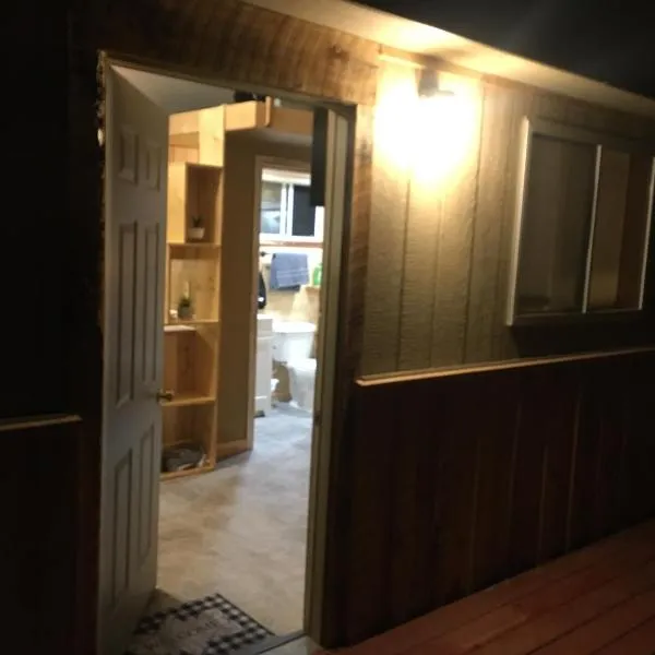 New cabin 1 car rental available, hôtel à Custer