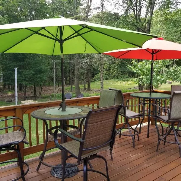 Serenity and Fun all in one in this Cozy Pocono Cabin, hotel en Jim Thorpe