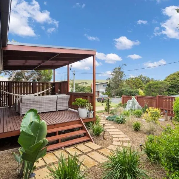 Stylish Zen Bungalow w Firepit + Walk to Beach, hotell sihtkohas Smiths Beach