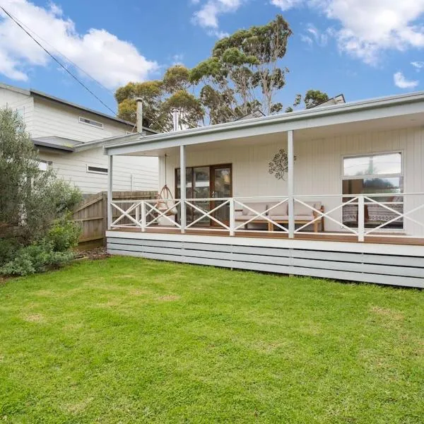 Beautiful Bungalow Pet-Friendly & Walk to Beach, hotell Cowesis