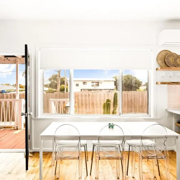 Retro Bungalow near Beach and Shops, hotell Cowesis