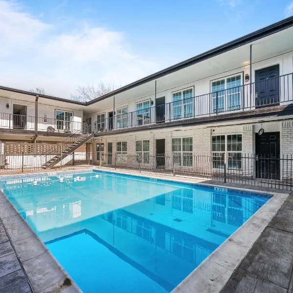 Central Heights 2BR Oasis with Pool & Free Park, hotel in Houston