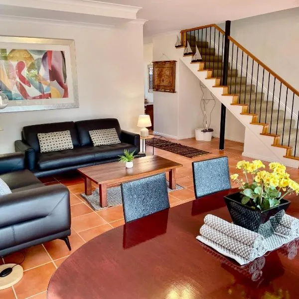 Super spacious Fremantle Villa 3 Bedrooms 3 Bathrooms, hotel in Fremantle