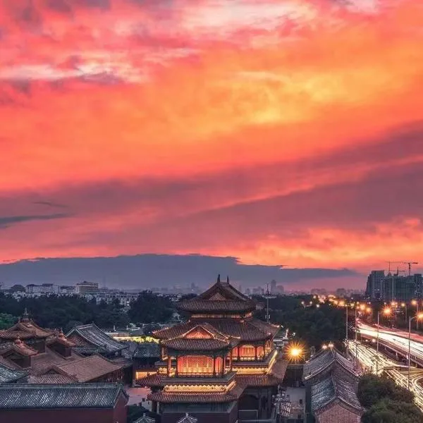 Happy Dragon Courtyard- Newly renovated with French Windows, Near Tian'AnMen Forbidden City,Lama Temple and Heaven Temple, 3minutes walk from Subway,Fluent English speaking with tourist sights tickets service ,Free coffee &laundry Service, hotel in Beijing
