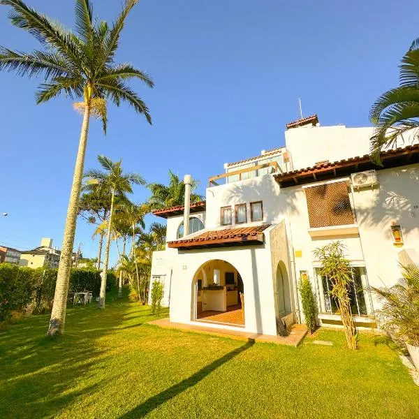 Apto estilo casa em condomínio com piscina na beira da praia – hotel w mieście Florianópolis
