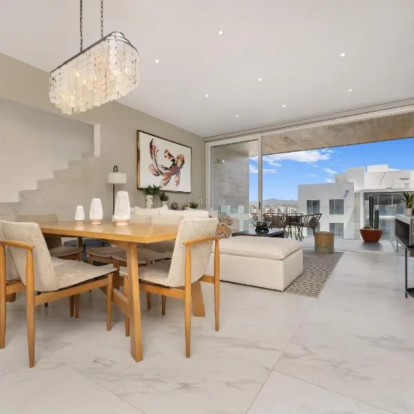 New Penthouse in Medano with Jacuzzi and Terrace, hotel di Cabo San Lucas