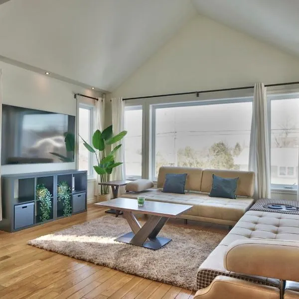 Dynamite 2-Bedroom House, Garage, Sleeps 6, hotel em Sherbrooke