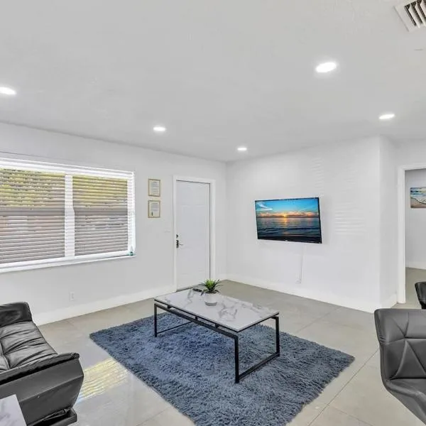 2 Bdrm Modern House Mins From Beach & Casino Hb1, hotel in Hallandale Beach