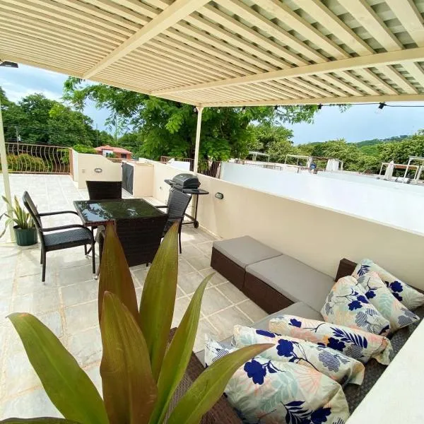 Charming Condo With A Rooftop, Across Beach，位于科克的酒店