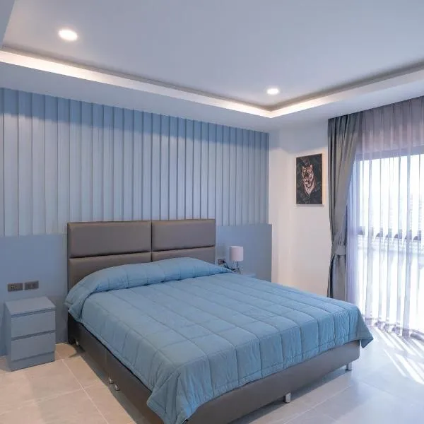Three One East, hotel i Nong Prue