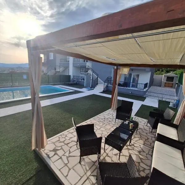 Casa Blanca, hotel di Kastel Sucurac