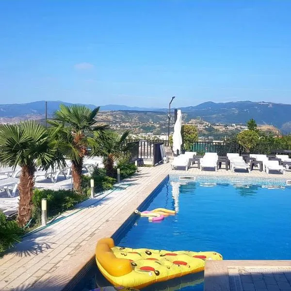 hotel Labyrinth pool, hôtel à Tbilissi