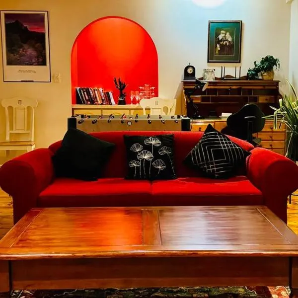 Cosy Vintage Home, hotel in Craigieburn