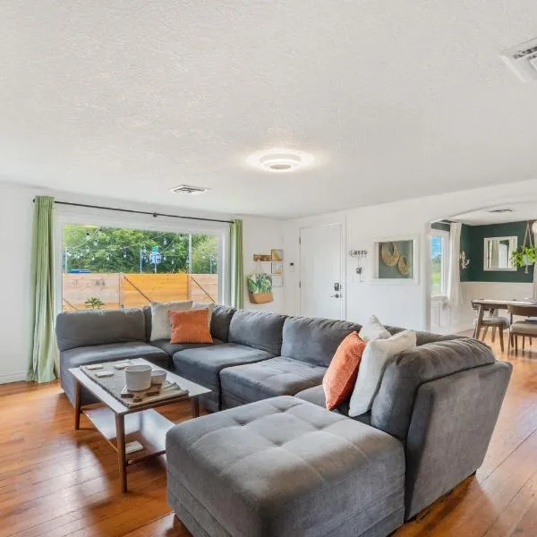 Charming Family-Friendly 2 Bedroom 1 Bathroom Retreat Near Astoria & Beach, hotel en Warrenton