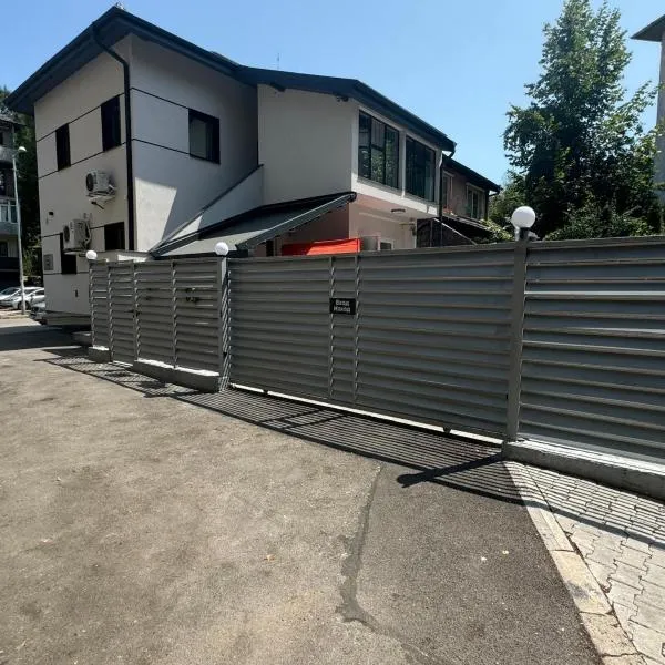 Luxurious House with Deluxe rooms & Free Secured Parking, hotel in Sofia