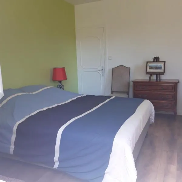chambre d'hôte, hotel in Saint-Rémy-en-Rollat