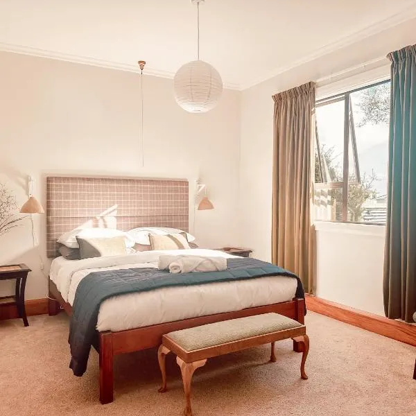 Dalton Cottage - Dreamy Retreat in Lush Gardens, Hotel in Hokitika