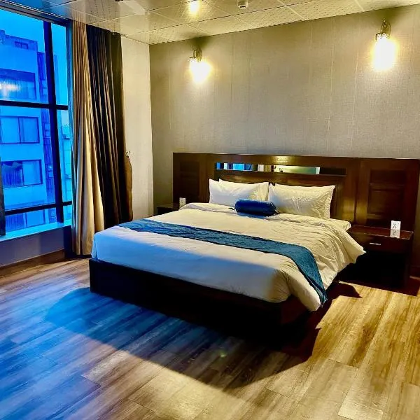 Luxury Apartment in DHA Phase 8, Near Allama Iqbal International Airport, hotell sihtkohas Lahore