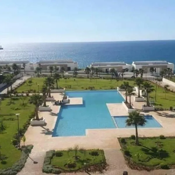 Joli Appartement Bord de Mer à Plage des Nation, hotel in Sidi Bouqnadel