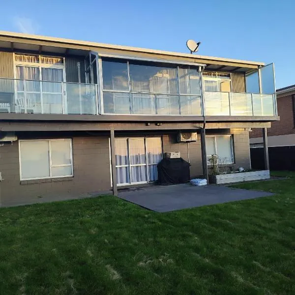 Home with sea views, Hotel in New Plymouth