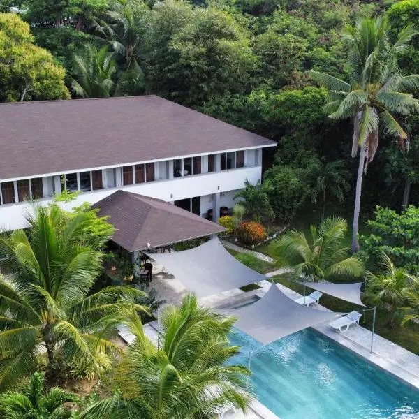 Sunset Cove Beach & Dive Resort, hotel a Romblon