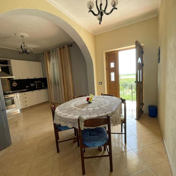 Villa Naim apartament 2, Rrotull