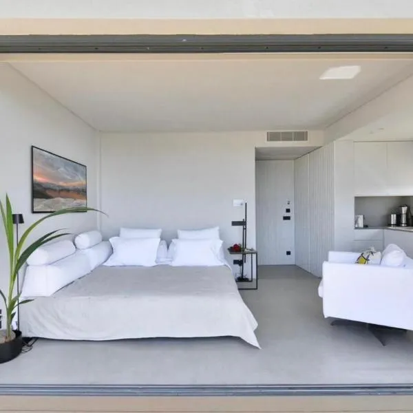 Vouliagmeni Panoramic 200m2 Rooftop & 25m2 Loft, hotel in Athens