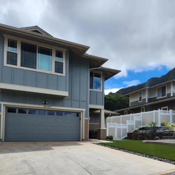 NEW HOME in Private Community with Ocean/Mountain Views. 5 Min. Drive to Beach, hotel in Waianae