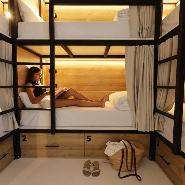 BLACK AND WHITE Hostel Palamós, Hotel in Palamós