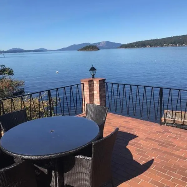 Ocean Front Retreat with Stunning Water Views, hotel in Victoria