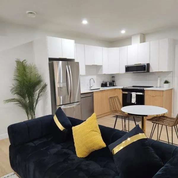 Brand New Deluxe 2 Bedroom Suite with AC & Den，位于卡尔加里的酒店
