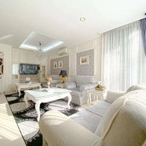 Kirei Villa - Villa Mewah Dago, hotel in Bandung