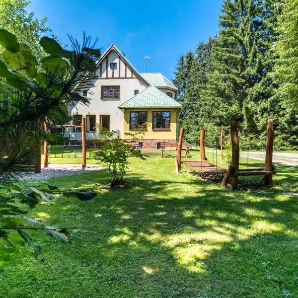 Villa with a covered pool, park, and playground, ξενοδοχείο σε Svoboda nad Upou
