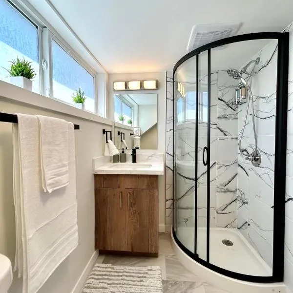 Chic, Cozy & New Prime location with AC, Street Parking #4, ξενοδοχείο σε Ρέντον