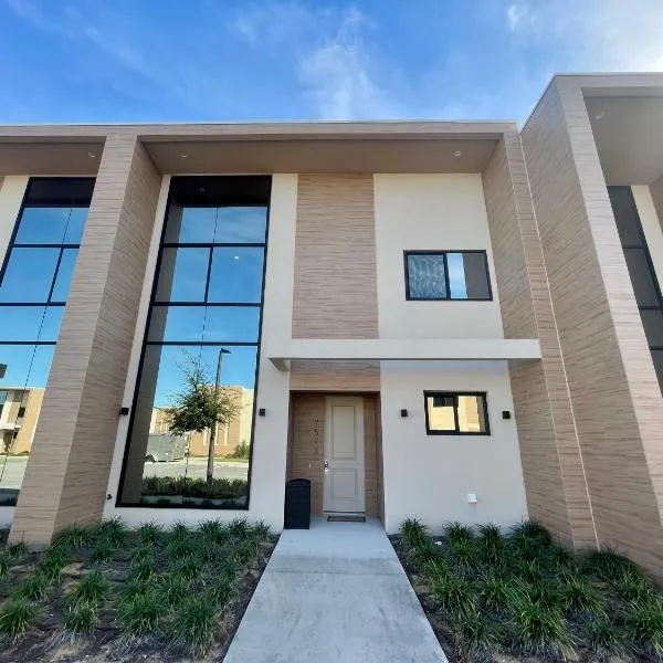 Luxury Home in Orlando with private Hot Tub - 7 Min from Disney Parks - 3 bedrooms and 4 bathrooms!, Hotel in Orlando